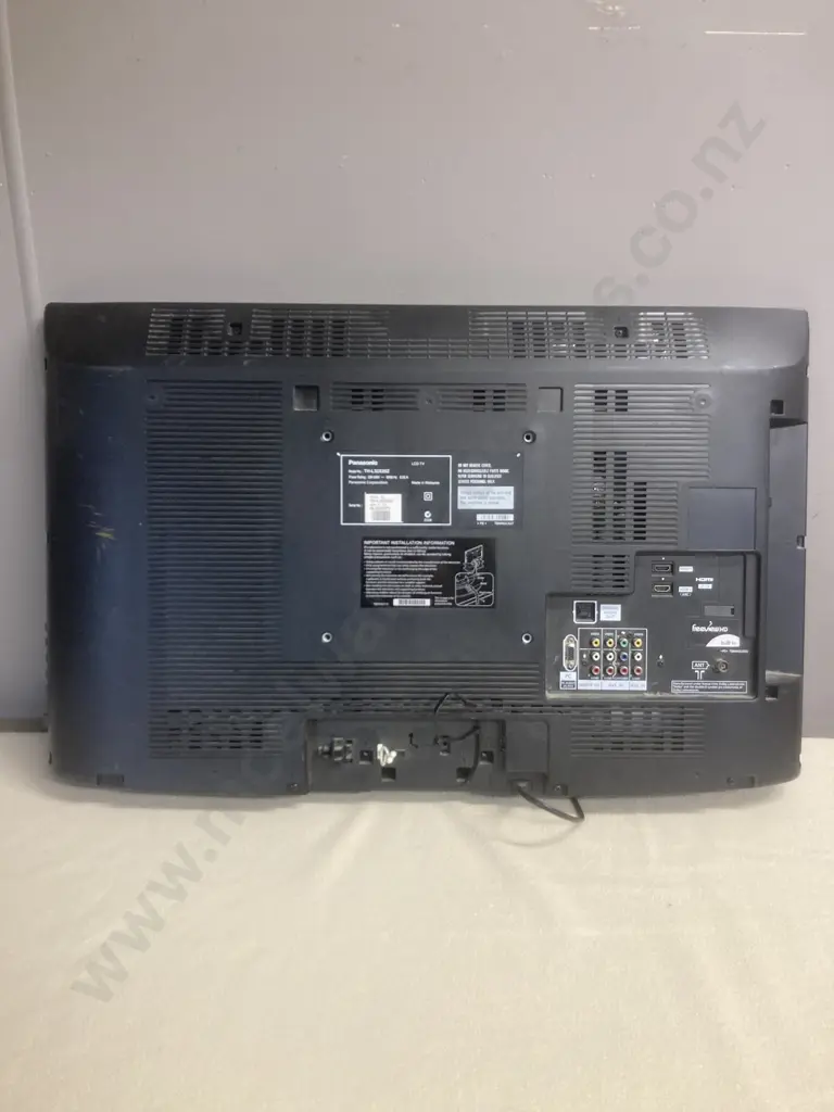 Panasonic Viera 32" LCD TV Model TH-L32X20Z, Built In Freeview, (No Stand, No Remote Control) Image 1++